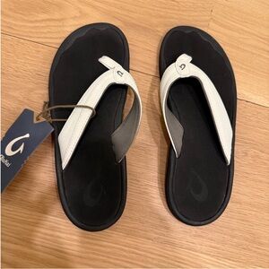 Olukai sz 7 flip flops white women